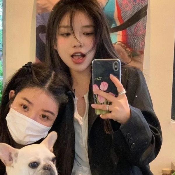 戴流苏耳环的少女